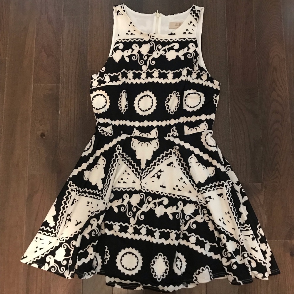 Black and white Sleeveless Deess